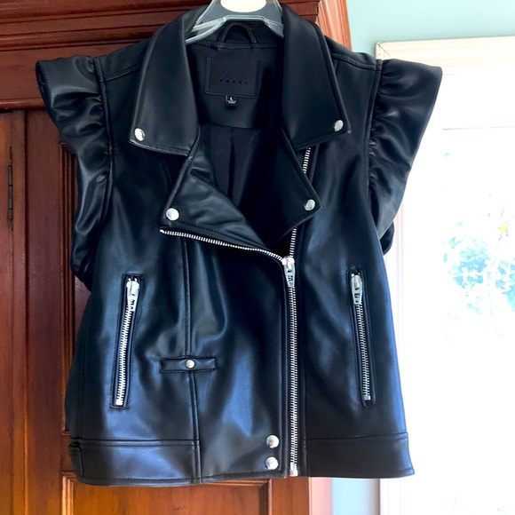 Blank NYC biker faux leather vest, ruffle shoulder size L - Picture 2 of 8